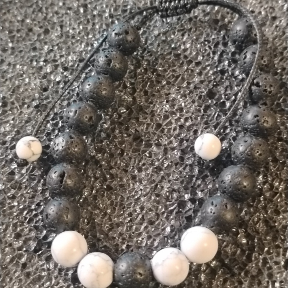 Black and White Beaded Bracelet - Picture 3 of 5